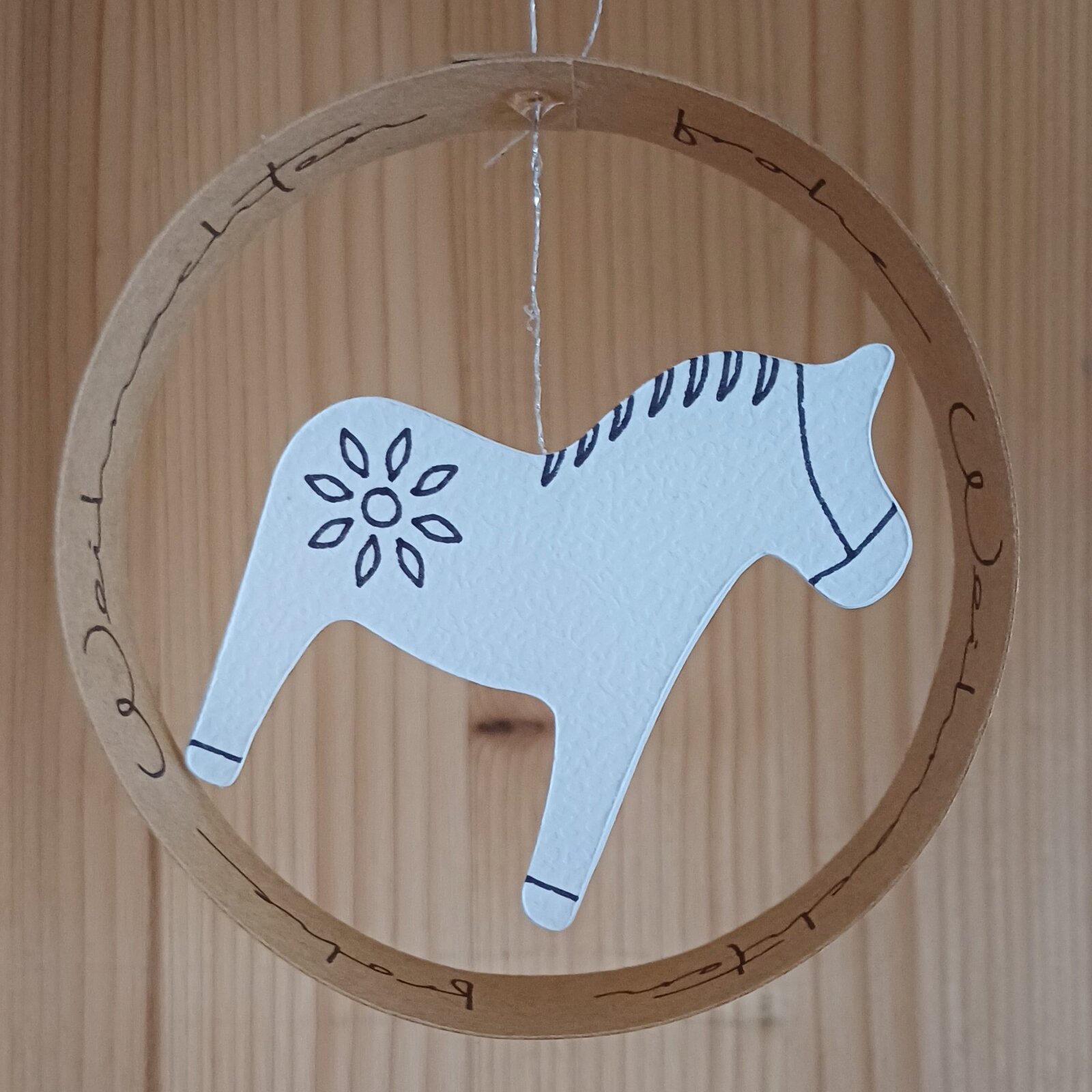 Weihnachtsbaumschmuck den du selber machen kannst - perfekt für deinen Plotter. 2 Die Weihnachtszeit steht vor der Tür, und es gibt kaum etwas Schöneres, als mit liebevoll gestalteten Geschenken Freude zu bereiten. Mit meiner Plotterdatei erstellst du einen außergewöhnlichen Geschenkanhänger. Egal, ob du für Freunde oder Familie Geschenke verzierst – dieser Anhänger machen jedes Geschenk zu etwas ganz Besonderem.
