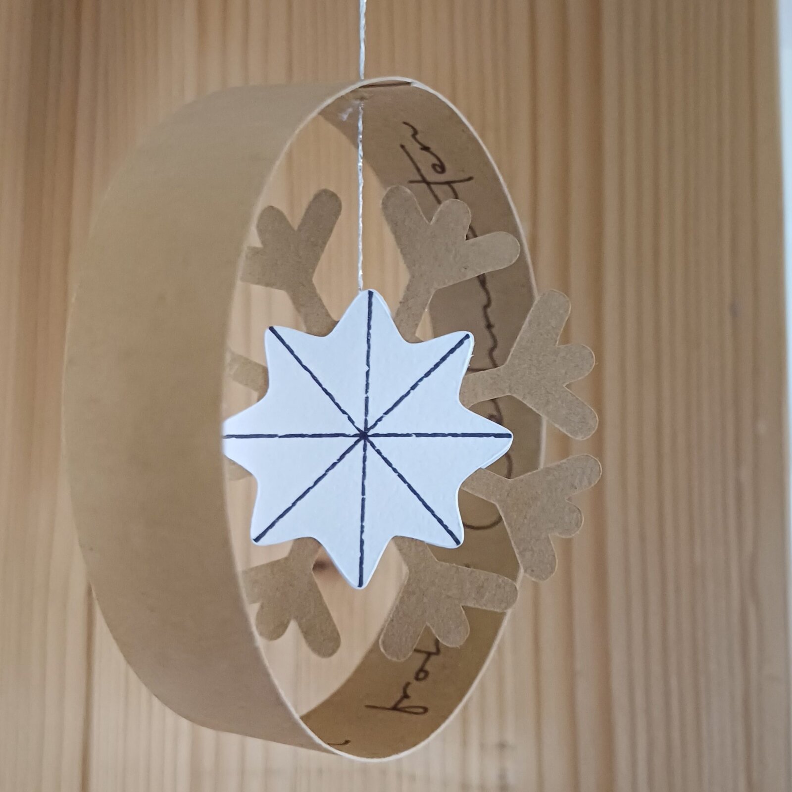 Weihnachtsbaumschmuck den du selber machen kannst - perfekt für deinen Plotter. 3 Weihnachtsbaumschmuck mit Schneeflocke aus Papier den du selber machen kannst - perfekt für deinen Plotter