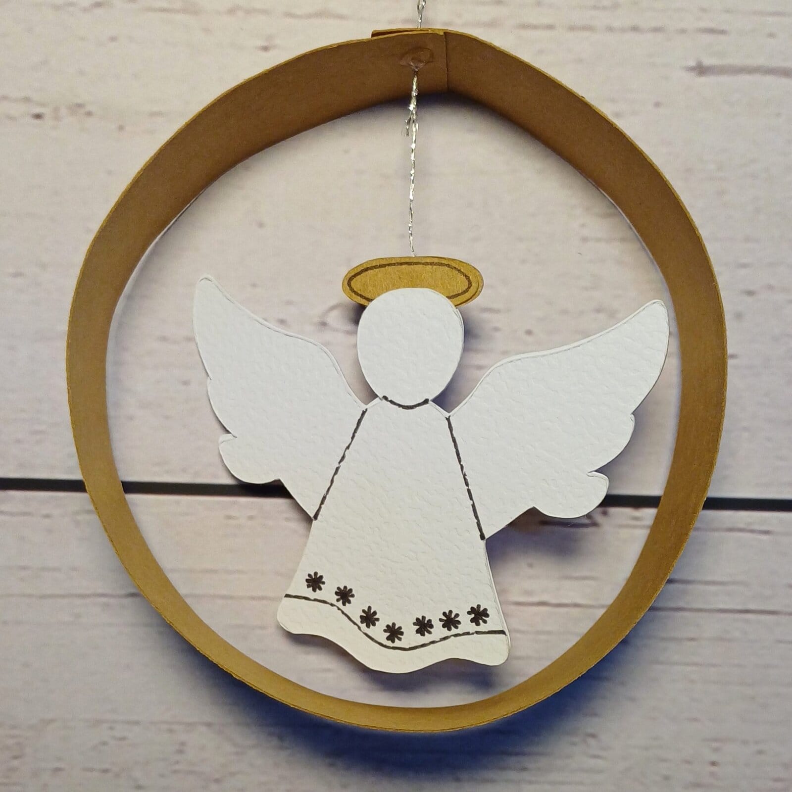 Weihnachtsbaumschmuck den du selber machen kannst - perfekt für deinen Plotter. 5 Weihnachtsbaumschmuck mit Engel aus Papier den du selber machen kannst - perfekt für deinen Plotter