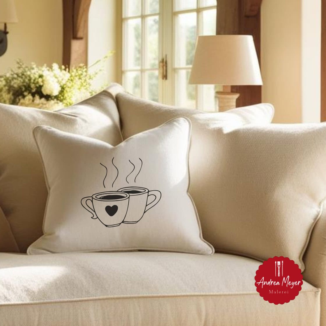 Kaffee oder Tee? Egal, Haupsache selbstgemacht! 11 Kissen mit Kaffee-Motiv auf gemütlichem Sofa in hellem Wohnraum.