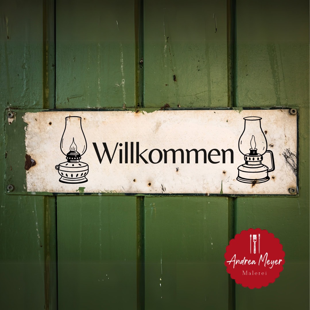 Lass deine Kreativität leuchten 10 Laterne mit "Willkommen" Schriftzug auf grüner Holztür, Einladung, Begrüßung, rustikaler Charme, Andrea Meyer Malerei.