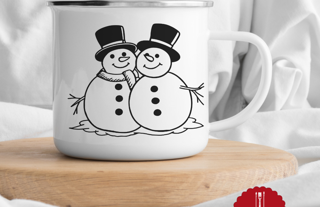 Suchst du nach Wintermotiven mit Charme? Diese Schneemänner werden Herzen schmelzen! ❄️ 2 Fröhliche Schneemänner auf weißer Tasse, Weihnachtsdekoration, handgemalte Keramik.