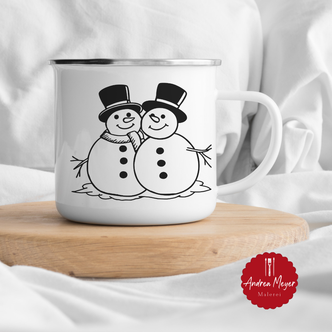 Suchst du nach Wintermotiven mit Charme? Diese Schneemänner werden Herzen schmelzen! ❄️ 2 Fröhliche Schneemänner auf weißer Tasse, Weihnachtsdekoration, handgemalte Keramik.