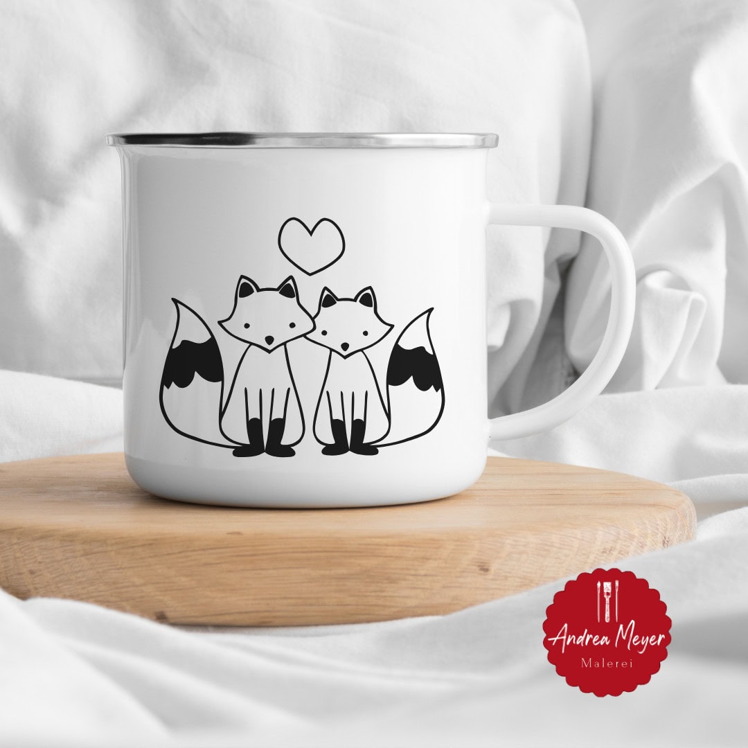 Valentinstag zum Selbermachen: Kreative Plotterideen mit tierischen Motiven 2 Malerie Tasse mit Fuchs-Design, rote Herzzeichnung, Andrea Meyer Malerei.