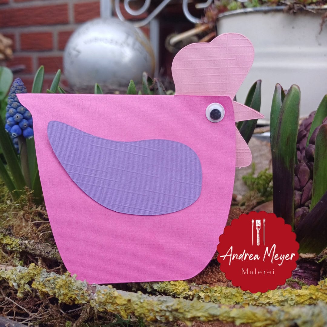 Frühlingshafte DIY-Idee: Ein süßes Huhn aus Papier plotten! 17 SVG und PNG Plotter Datei als Schnitt Vorlage für ein lustiges Huhn aus Pappe. Ideal für das Basteln mit Kindern im Frühling und zu Ostern.