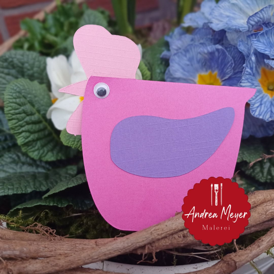 Frühlingshafte DIY-Idee: Ein süßes Huhn aus Papier plotten! 15 SVG und PNG Plotter Datei als Schnitt Vorlage für ein lustiges Huhn aus Pappe. Ideal für das Basteln mit Kindern im Frühling und zu Ostern.