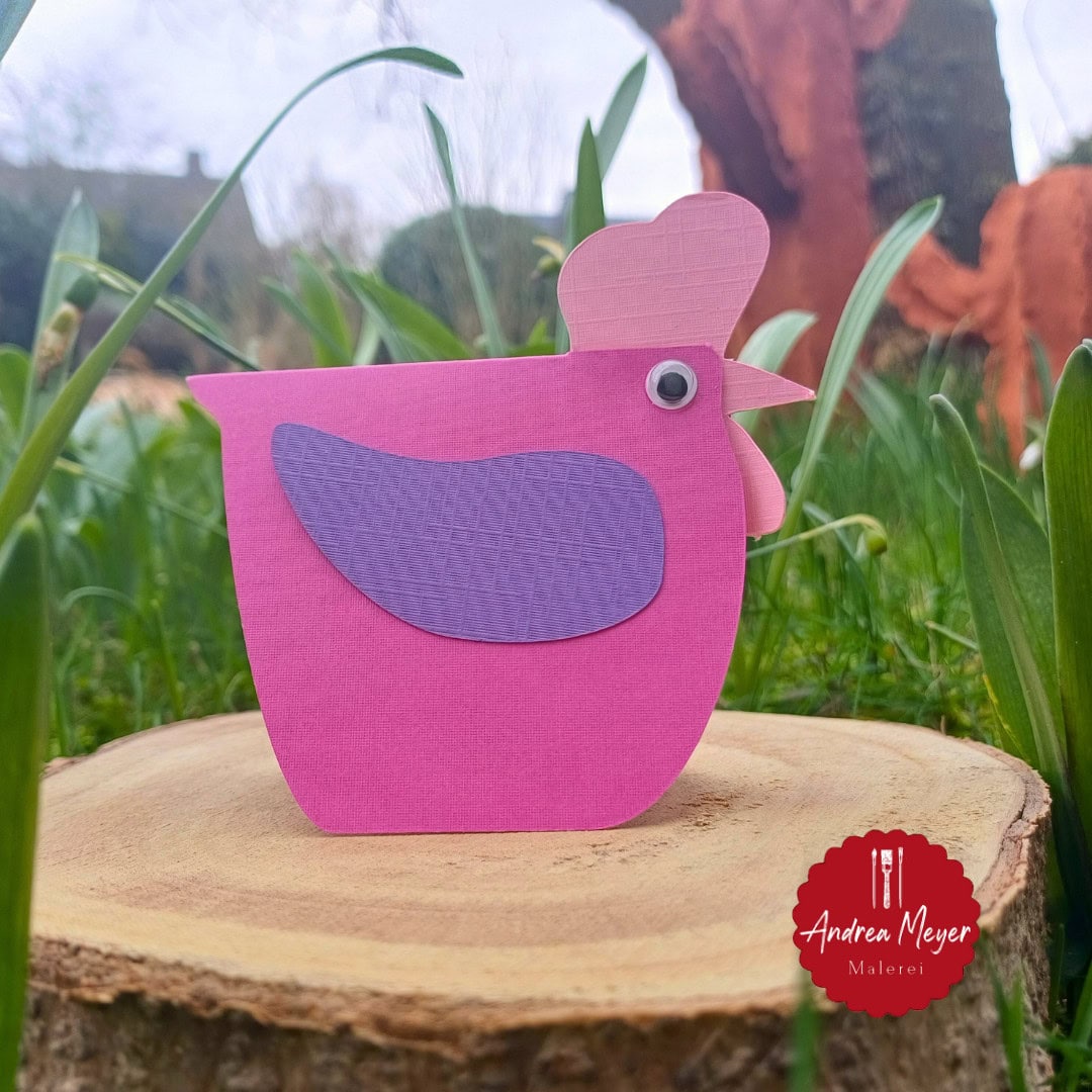 Frühlingshafte DIY-Idee: Ein süßes Huhn aus Papier plotten! 12 SVG und PNG Plotter Datei als Schnitt Vorlage für ein lustiges Huhn aus Pappe. Ideal für das Basteln mit Kindern im Frühling und zu Ostern.