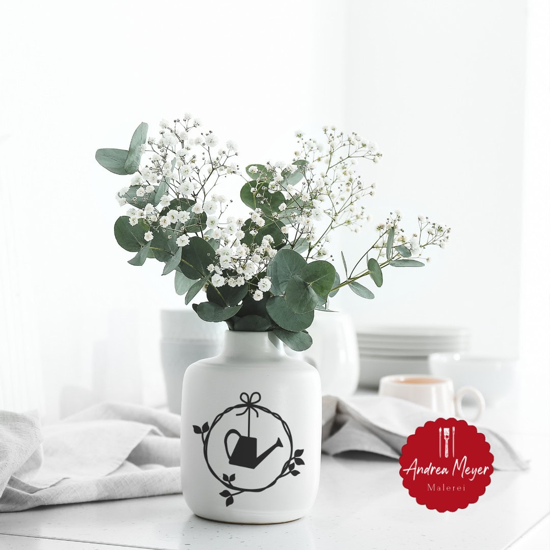 🌿 Dein Plotter ruft nach Frühling! 🌸✨ 5 Kranz mit Gießkanne auf einer Blumenvase. SVG Plotterdatei für Cricut und Silhouette mit Kränzen - ideal für den Frühling im Landhausstil.