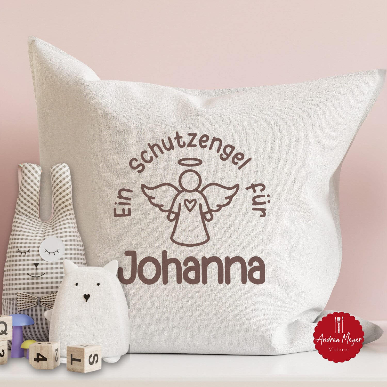 Geschenke zur Geburt plotten – Kreative DIY-Ideen mit personalisierten Plotterdateien 5 Schutzengel mit Namen des Kindes auf einer Kissen Hülle - Geschenke zur Geburt plotten - Kreative DIY Ideen mit personalisierten Plotter Dateien für Cricut und Silhouette.
