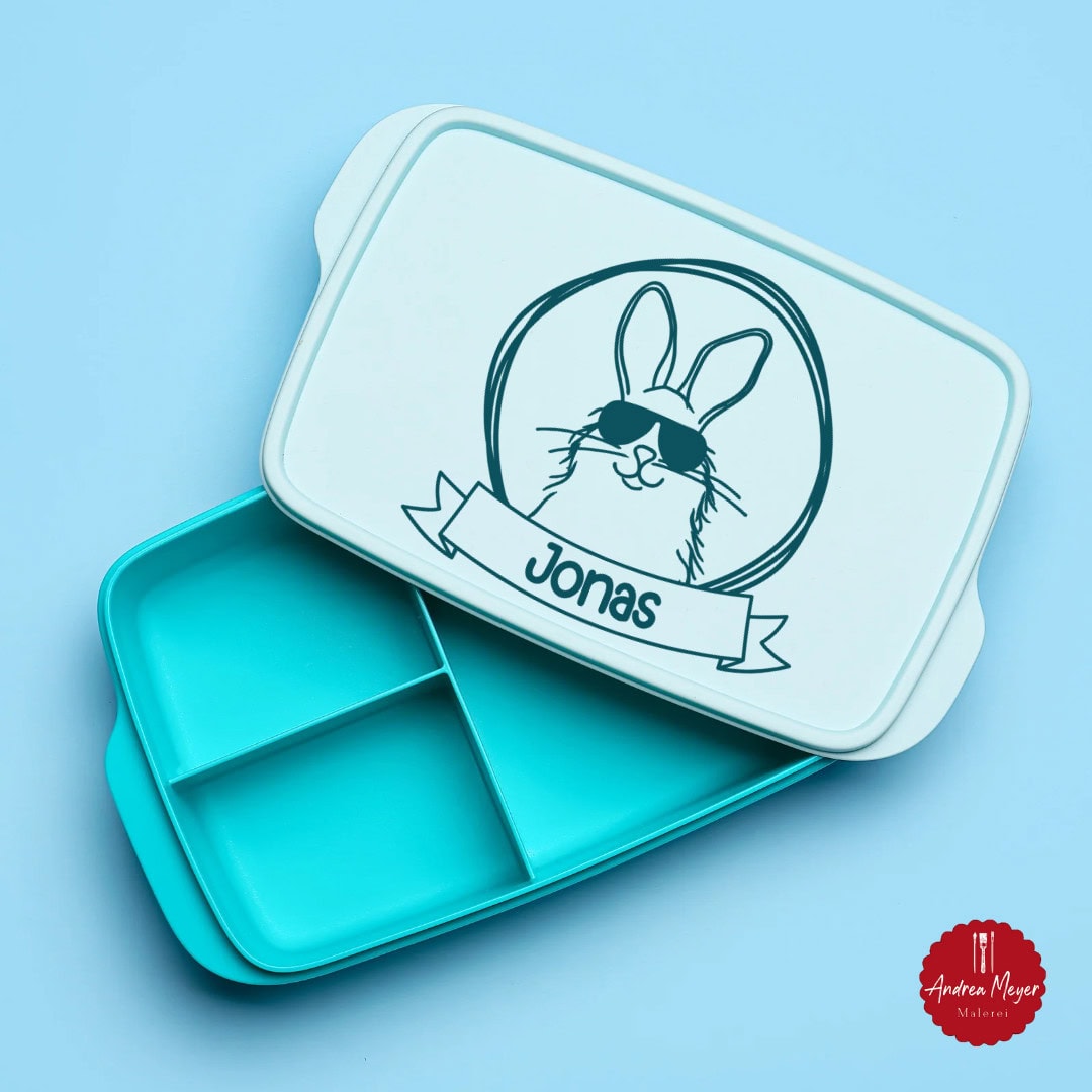 Geschenke zur Geburt plotten – Kreative DIY-Ideen mit personalisierten Plotterdateien 10 Frecher Hase mit Sonnenbrille und Namen des Kindes auf einem Snack Box oder Brotdose - Geschenke zur Geburt plotten - Kreative DIY Ideen mit personalisierten Plotter Dateien für Cricut und Silhouette.