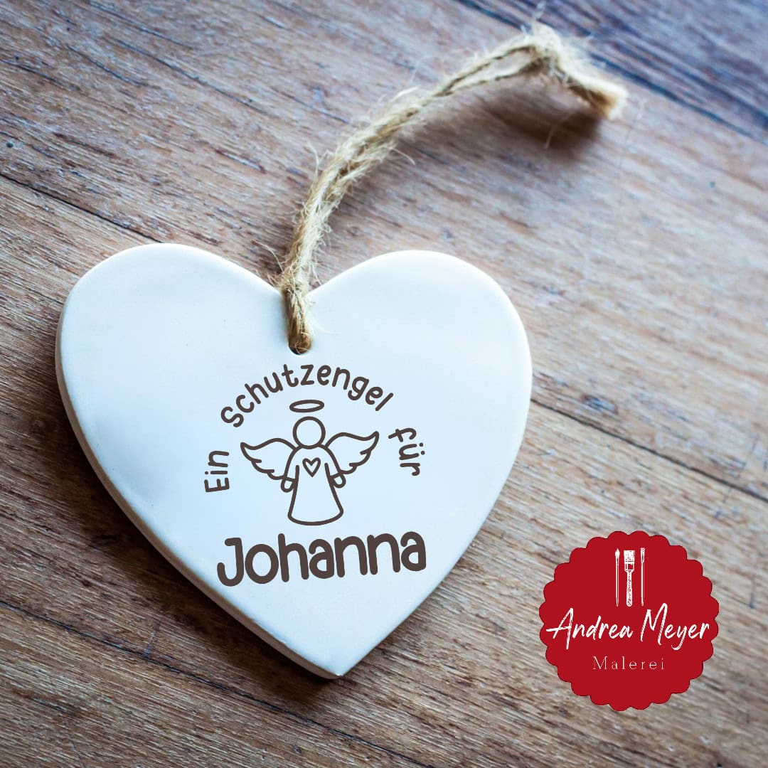 Geschenke zur Geburt plotten – Kreative DIY-Ideen mit personalisierten Plotterdateien 8 Schutzengel mit Namen deines Kindes auf einem Keramik Herz - Geschenke zur Geburt plotten - Kreative DIY Ideen mit personalisierten Plotter Dateien für Cricut und Silhouette.