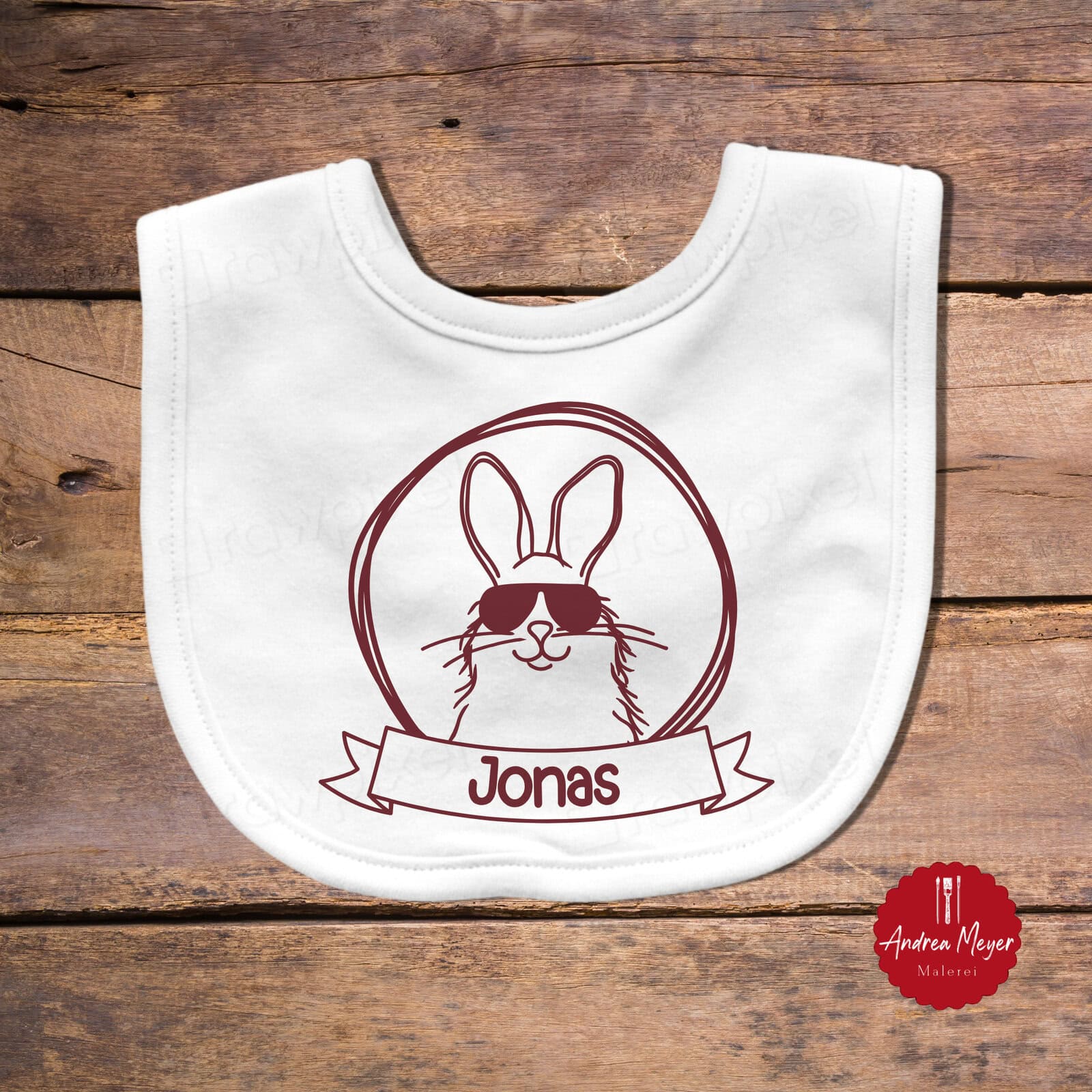 Geschenke zur Geburt plotten – Kreative DIY-Ideen mit personalisierten Plotterdateien 12 Frecher Hase mit Sonnenbrille und dem Namen deines Kindes auf einem Baby Lätzchen - Geschenke zur Geburt plotten - Kreative DIY Ideen mit personalisierten Plotter Dateien für Cricut und Silhouette.