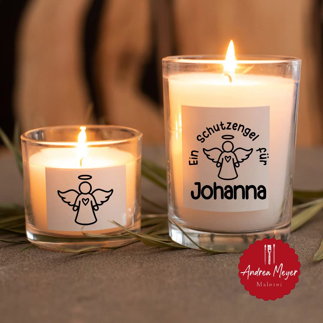 Geschenke zur Geburt plotten – Kreative DIY-Ideen mit personalisierten Plotterdateien 6 Schutzengel mit Namen des Kindes auf Kerzen Gläsern - Geschenke zur Geburt plotten - Kreative DIY Ideen mit personalisierten Plotter Dateien für Cricut und Silhouette.