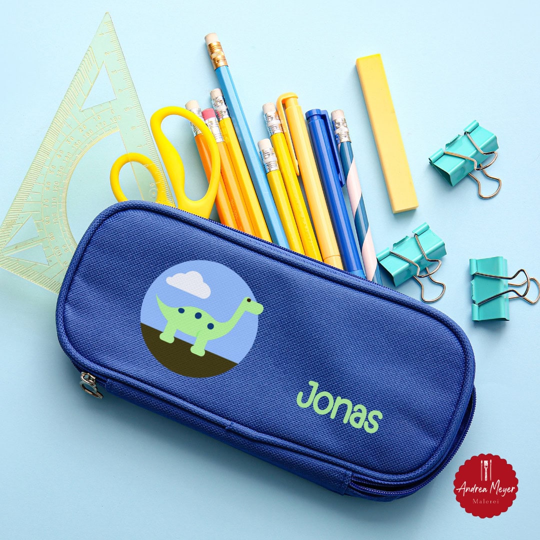 10 personalisierte Geschenke zur Einschulung – zum Plotten! 9 Federmappe mit Dino und dem Namen des Schulkindes - Plotter Inspiration - personalisierte Geschenke zur Einschulung -mir deinem Plotter von Cricut oder Silhouette geplottet.