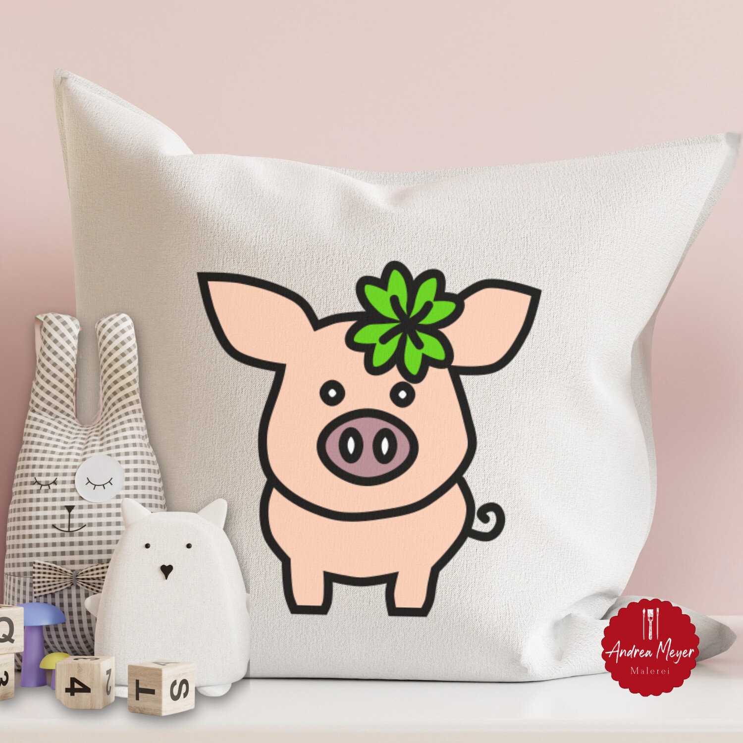 10 personalisierte Geschenke zur Einschulung – zum Plotten! 11 Kuschel Kissen mit eine niedlichen Glücksschwein mit Kleeblatt - Plotter Inspiration - personalisierte Geschenke zur Einschulung -mir deinem Plotter von Cricut oder Silhouette geplottet.