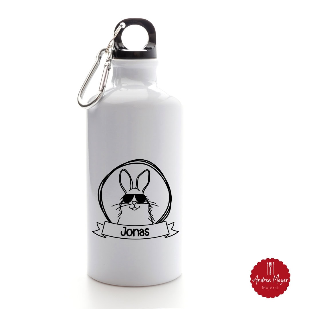 10 personalisierte Geschenke zur Einschulung – zum Plotten! 4 Trinkflasche aus Aluminium und einem frechen Hasen mit Sonnenbrille und Namen des Schulkindes - Plotter Inspiration - personalisierte Geschenke zur Einschulung -mir deinem Plotter von Cricut oder Silhouette geplottet.