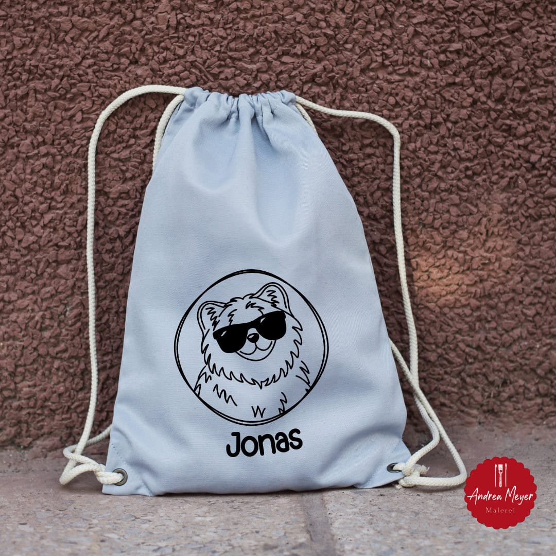 10 personalisierte Geschenke zur Einschulung – zum Plotten! 5 Turnbeutel mit frechem Bär mit Sonnenbrille und Namen des Schulkindes - Plotter Inspiration - personalisierte Geschenke zur Einschulung -mir deinem Plotter von Cricut oder Silhouette geplottet.