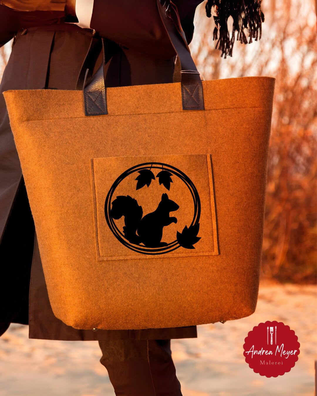 Herbstliche Plotterliebe – 8 Motive, unendlich viele Möglichkeiten 16 Eichhörnchen auf Filztasche - Plotterinspiration für den Herbst: Motive für hyggelige DIY Projekte mit herbstlichen Plotterdateien.