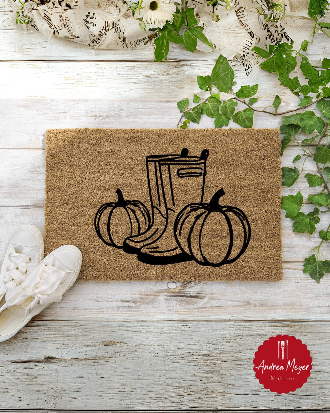 Herbstliche Plotterliebe – 8 Motive, unendlich viele Möglichkeiten 22 Gummistiefel mit Kürbis auf Fußmatte - Plotterinspiration für den Herbst: Motive für hyggelige DIY Projekte mit herbstlichen Plotterdateien.