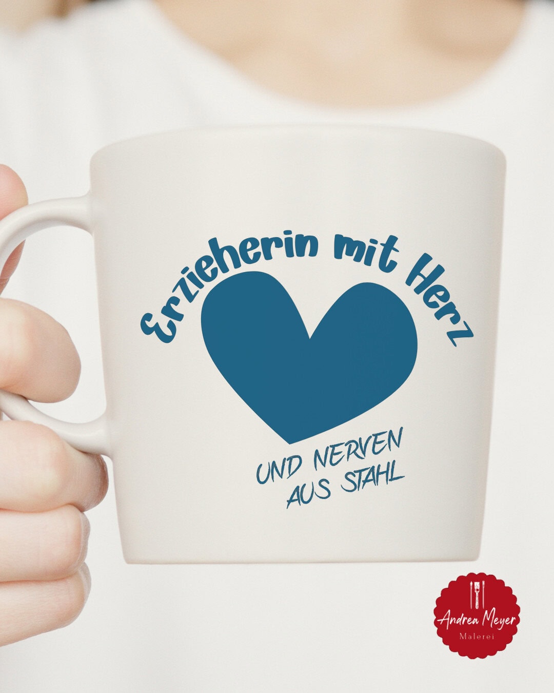 Ein ganz besonderes Abschiedsgeschenk für den Kindergarten: Der Erinnerungsbaum 8 Tasse mit der Aufschift Erzieher mit Herz und Nerven aus Stahl - Als kostenlose Plotterdatei für Cricut oder Silhouette als SVG und PNG - free