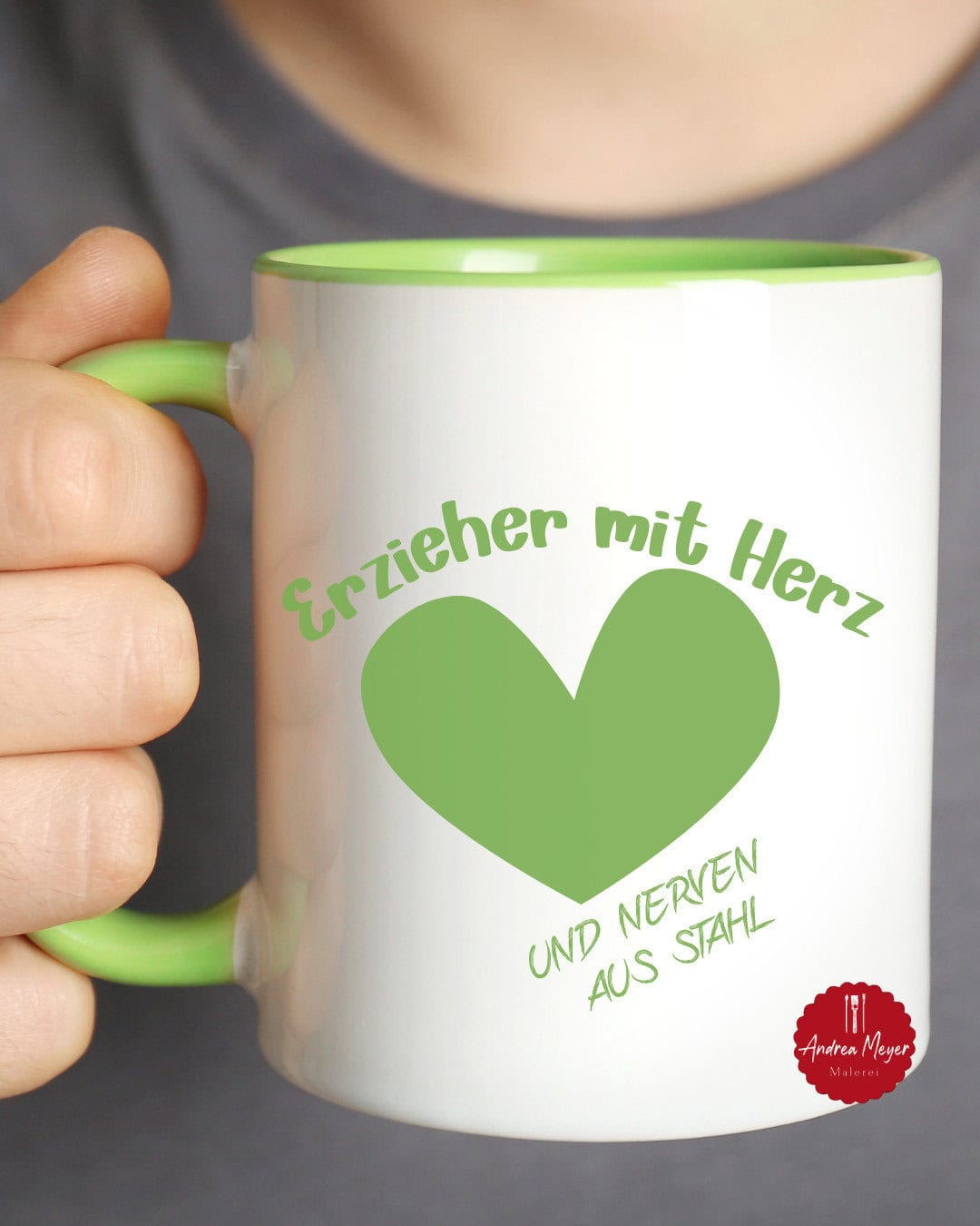 Ein ganz besonderes Abschiedsgeschenk für den Kindergarten: Der Erinnerungsbaum 9 Tasse mit der Aufschift Erzieher mit Herz und Nerven aus Stahl - Als kostenlose Plotterdatei für Cricut oder Silhouette als SVG und PNG - free