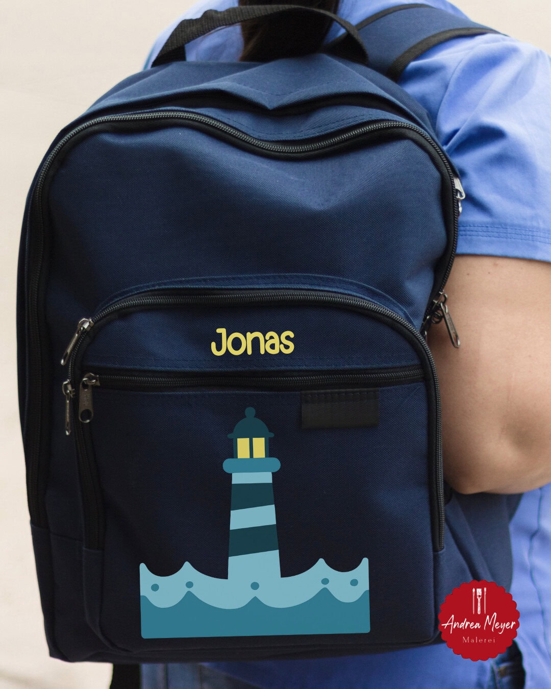 12 kreative Plotter-Ideen - Reiseaccessoires für Kinder 6 Rucksack mit Leuchtturm und Namen des Kindes - richtig maritim für die Nordsee oder Ostsee - Reiseaccessoires für Kinder plotten- mikt deinem Plotter von Cricut oder Silhouette - SVG Dateien