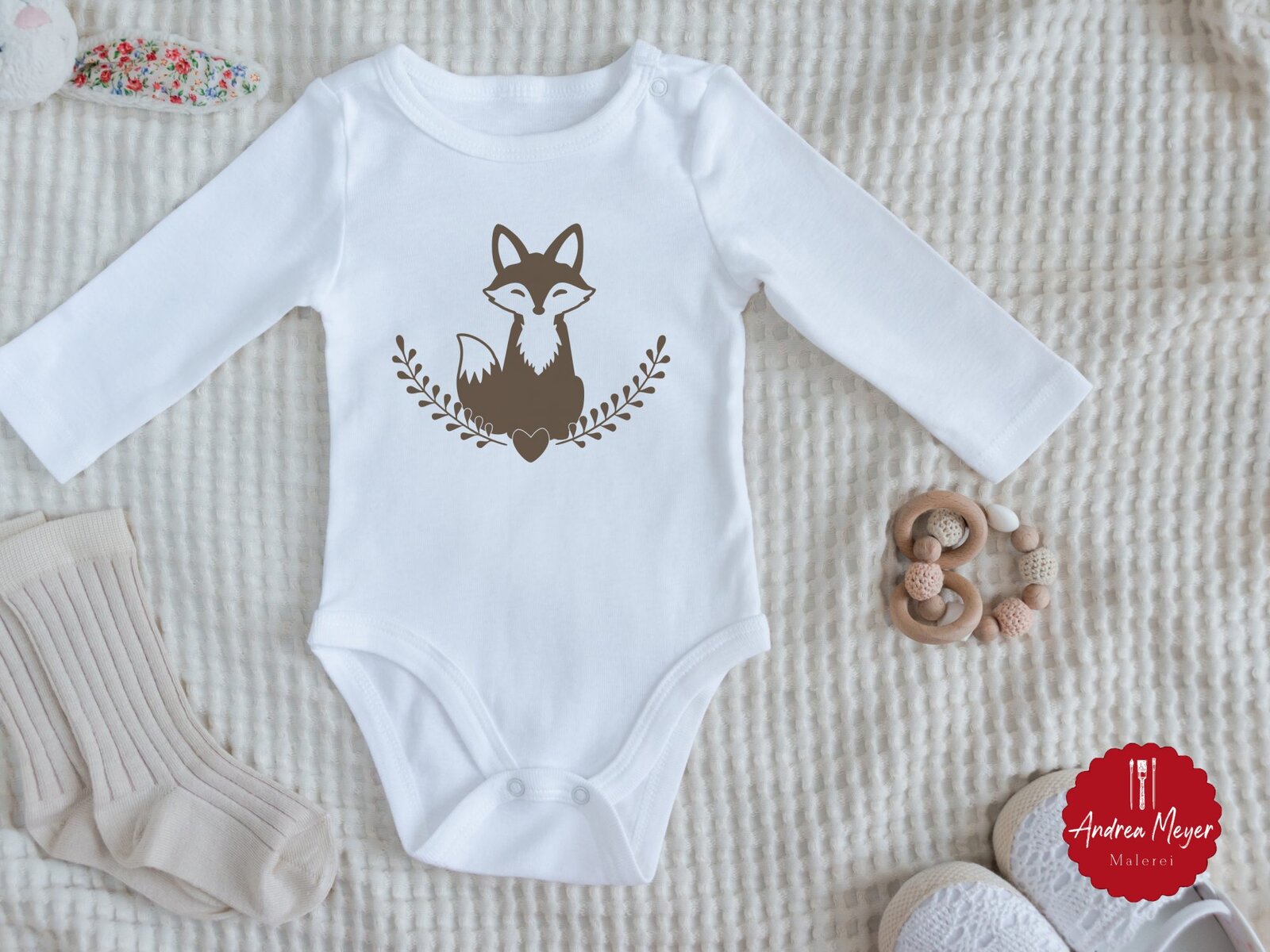 Gemütlicher Herbst – 20 DIY-Ideen zum Nachplotten 2 Babybody mit Fuchs im Herzkranz – herbstliches Geschenk zur Geburt oder Taufe, beplottet mit DIY-Motiv.
