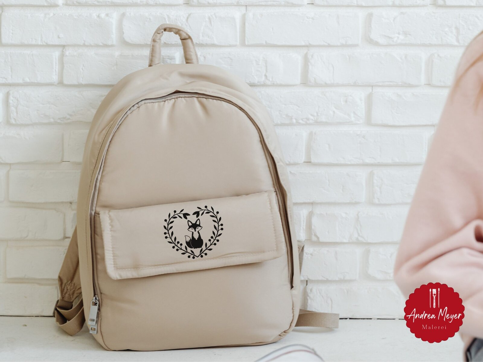 Gemütlicher Herbst – 20 DIY-Ideen zum Nachplotten 15 Beiger Rucksack mit Fuchs im Blätterkranz – Plotteridee für stilvolle Herbstabenteuer.
