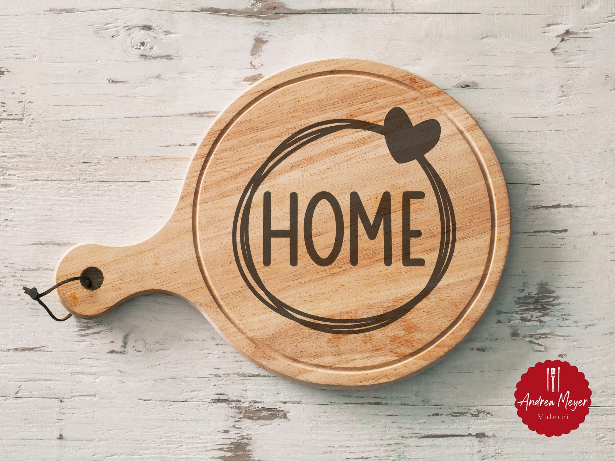 Gemütlicher Herbst – 20 DIY-Ideen zum Nachplotten 17 Holzbrett mit „HOME“-Motiv im Kreis – geplottete Schablone für Branding mit Brennpaste, rustikale Herbstküche.