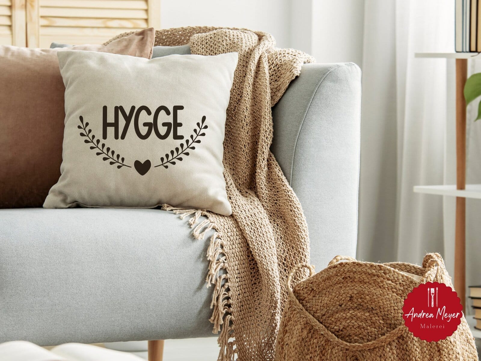 Gemütlicher Herbst – 20 DIY-Ideen zum Nachplotten 19 Sofakissen mit minimalistischer „Hygge“-Aufschrift – Plotteridee für herbstliche Wohnzimmer-Deko.