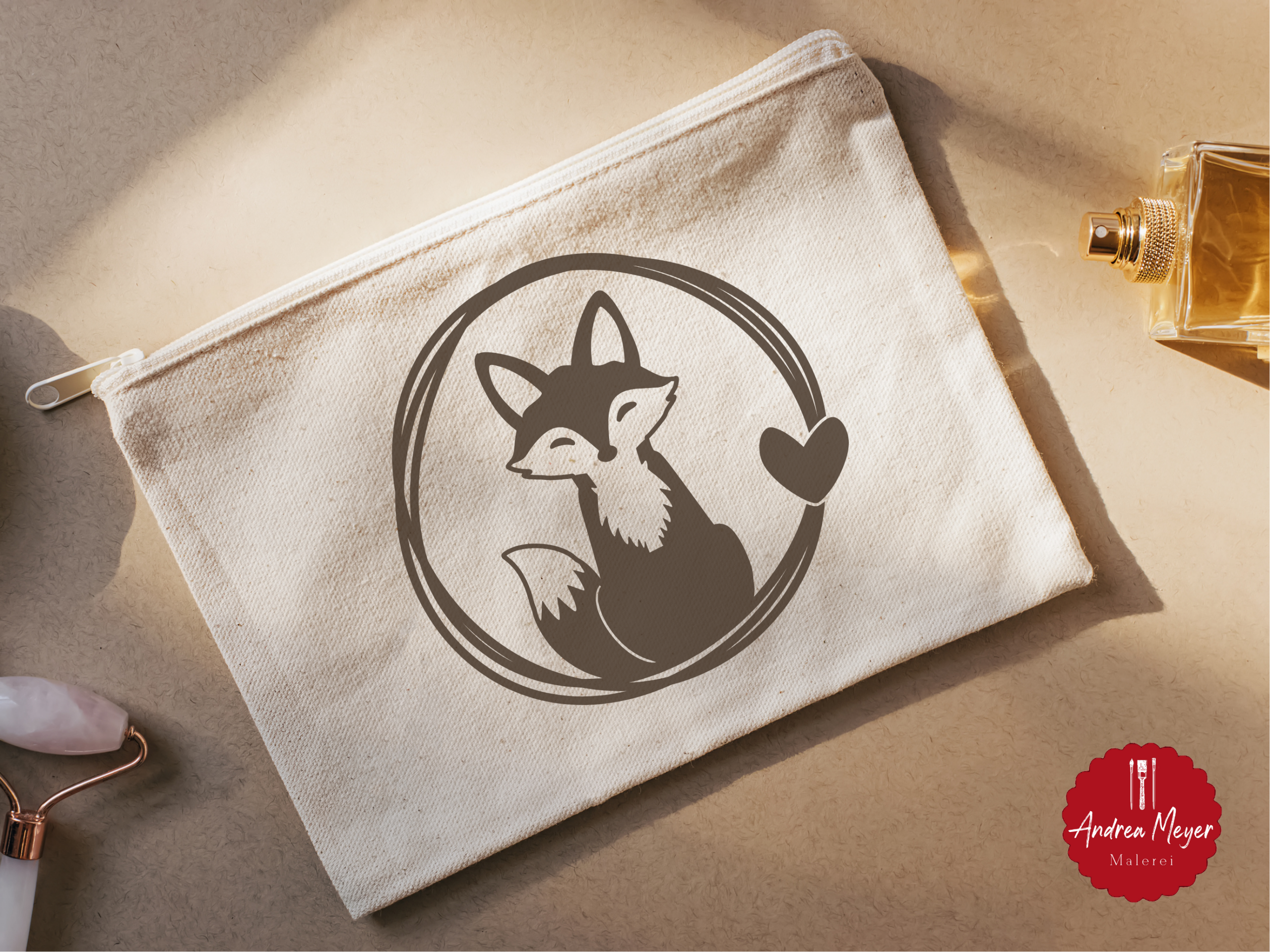 Gemütlicher Herbst – 20 DIY-Ideen zum Nachplotten 20 Kosmetiktasche mit Fuchs und Schleife im Kreis – selbst geplottetes Täschchen für Herbst-Outfits oder Geschenke.