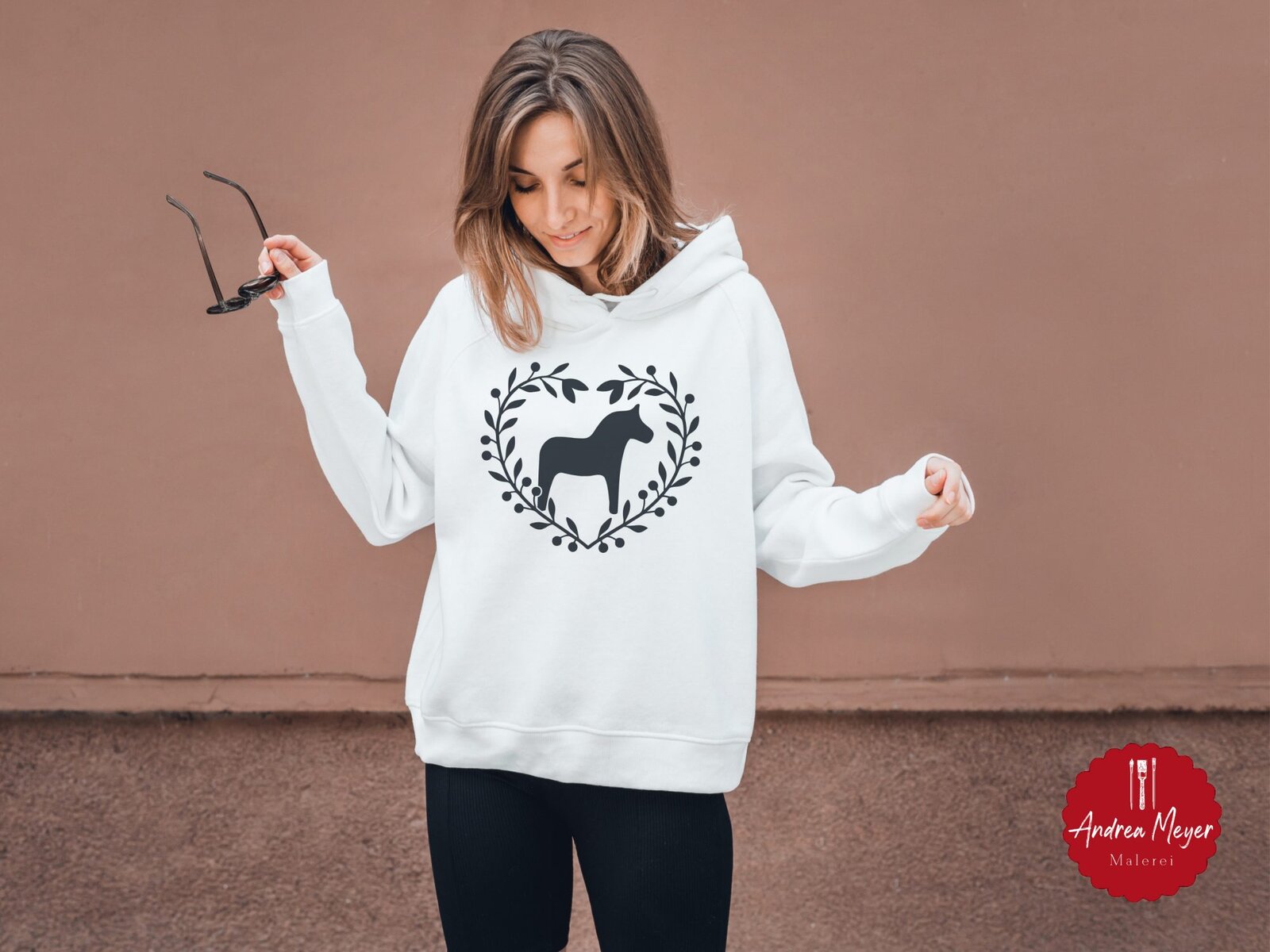 Gemütlicher Herbst – 20 DIY-Ideen zum Nachplotten 21 Weißes Sweatshirt mit Dalapferd im herzförmigen Kranz – DIY Herbstpulli mit Plottermotiv.