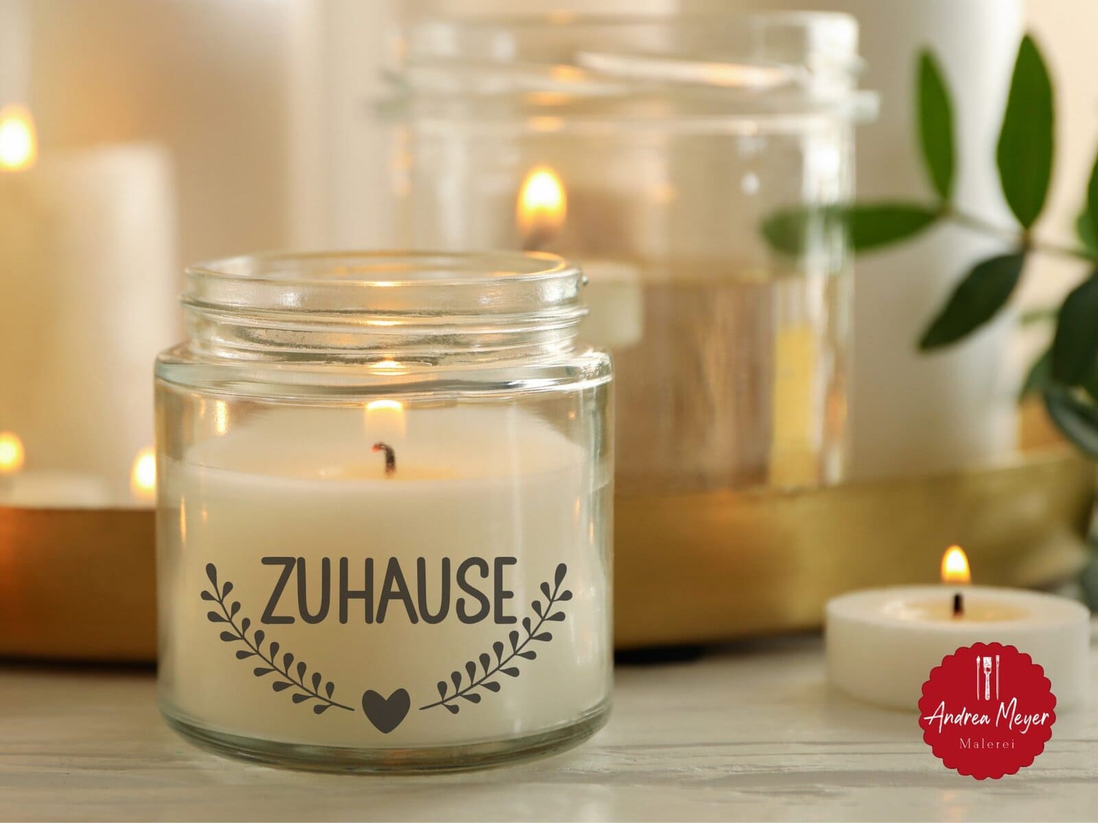 Gemütlicher Herbst – 20 DIY-Ideen zum Nachplotten 7 Duftkerze im Glas mit „Zuhause“-Motiv und Zweigen – DIY Plotterprojekt für stimmungsvolle Herbstabende.