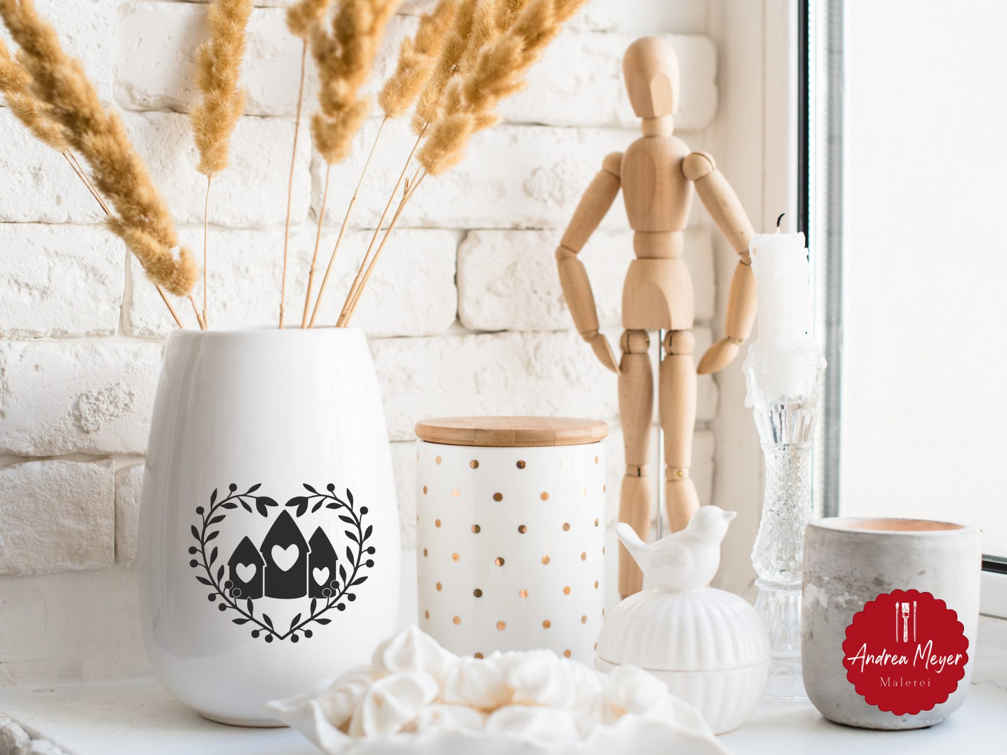 Gemütlicher Herbst – 20 DIY-Ideen zum Nachplotten 9 Vase mit Häusern im herzförmigen Kranz – Plotteridee für dekorative Herbst-Highlights am Fenster.