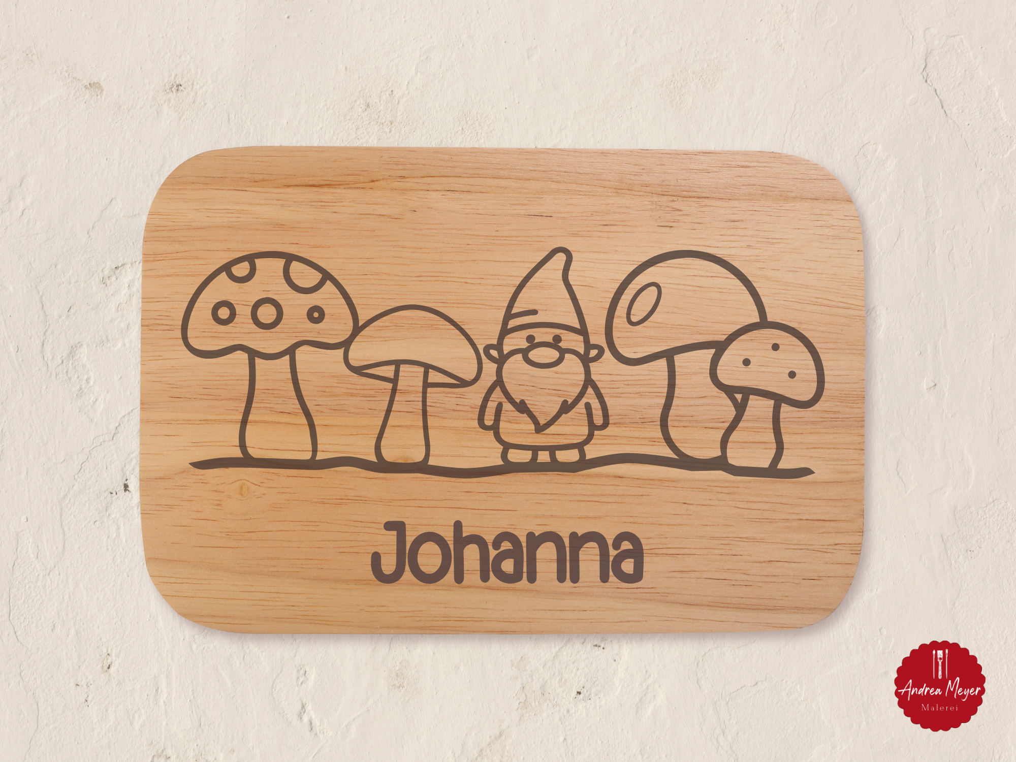 10 kreative DIY-Projekte mit nur einer Plotterdatei 13 Zwerg mit Pilz auf Frühstücksbrettchen