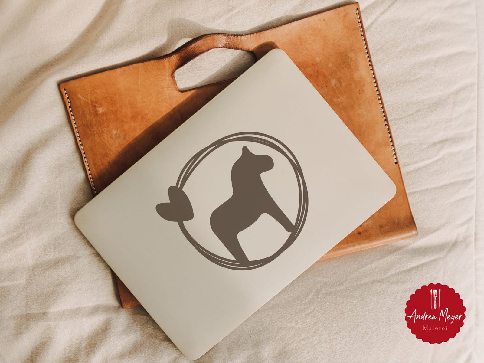 Gemütlicher Herbst – 20 DIY-Ideen zum Nachplotten 10 Laptop-Aufkleber mit Dalapferd und Herz im Kreis – herbstliches DIY-Design für Technik mit Charme.