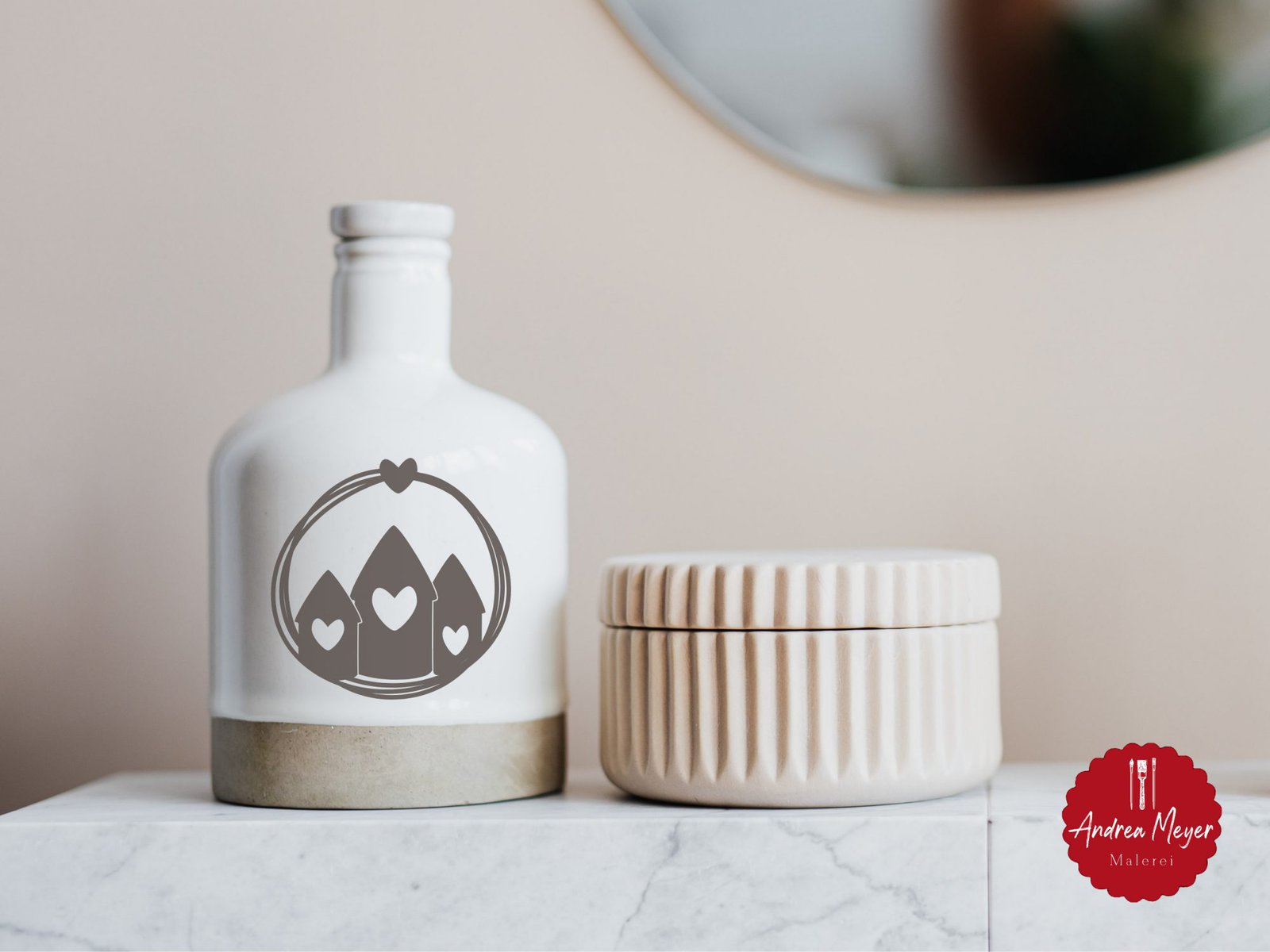 Gemütlicher Herbst – 20 DIY-Ideen zum Nachplotten 11 Keramikflasche mit drei Häusern und Herzen – skandinavische Badezimmer-Deko mit Plottermotiv.