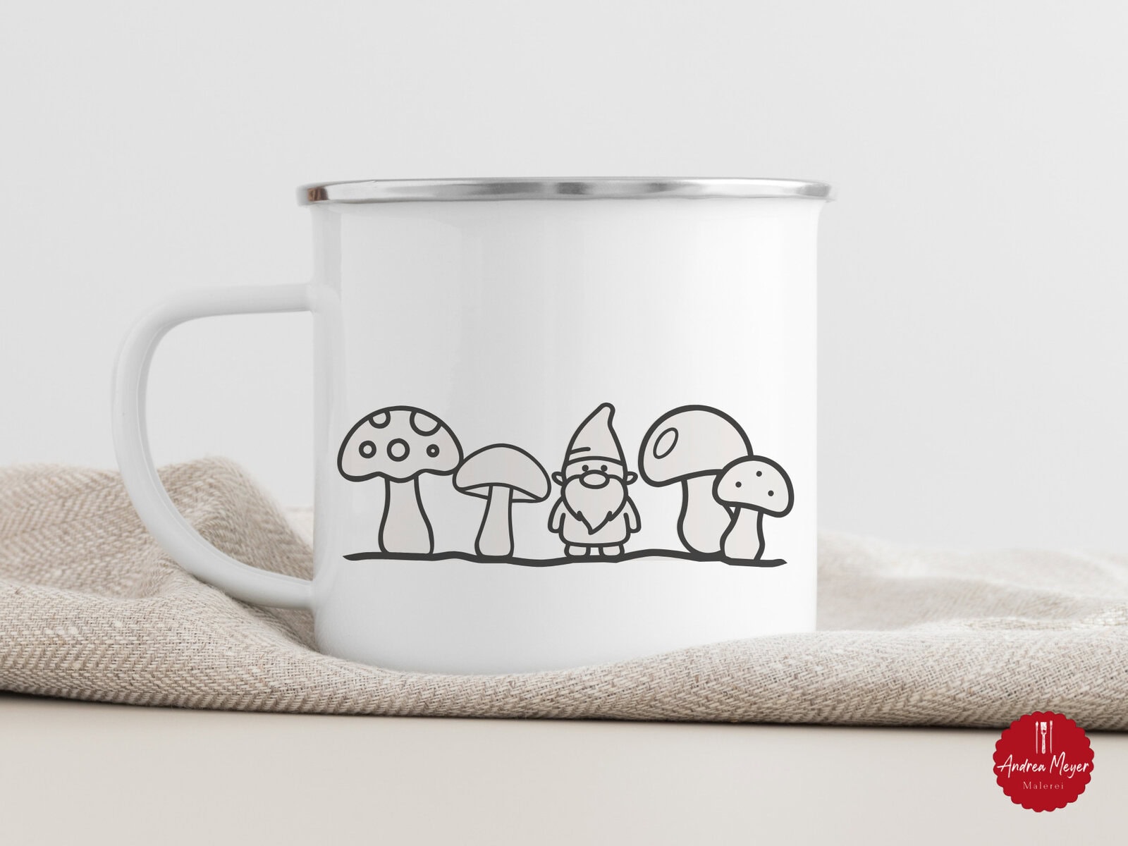 10 kreative DIY-Projekte mit nur einer Plotterdatei 10 Beschwingte Pilz-Motive auf Keramiktasse für kreative Kunstliebhaber.