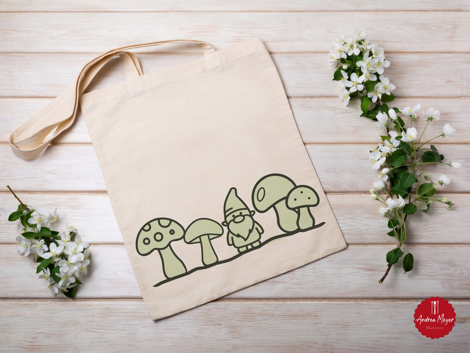 10 kreative DIY-Projekte mit nur einer Plotterdatei 8 Mushroom cartoon design auf Stofftasche, Naturholz Hintergrund, kreative Geschenkidee.