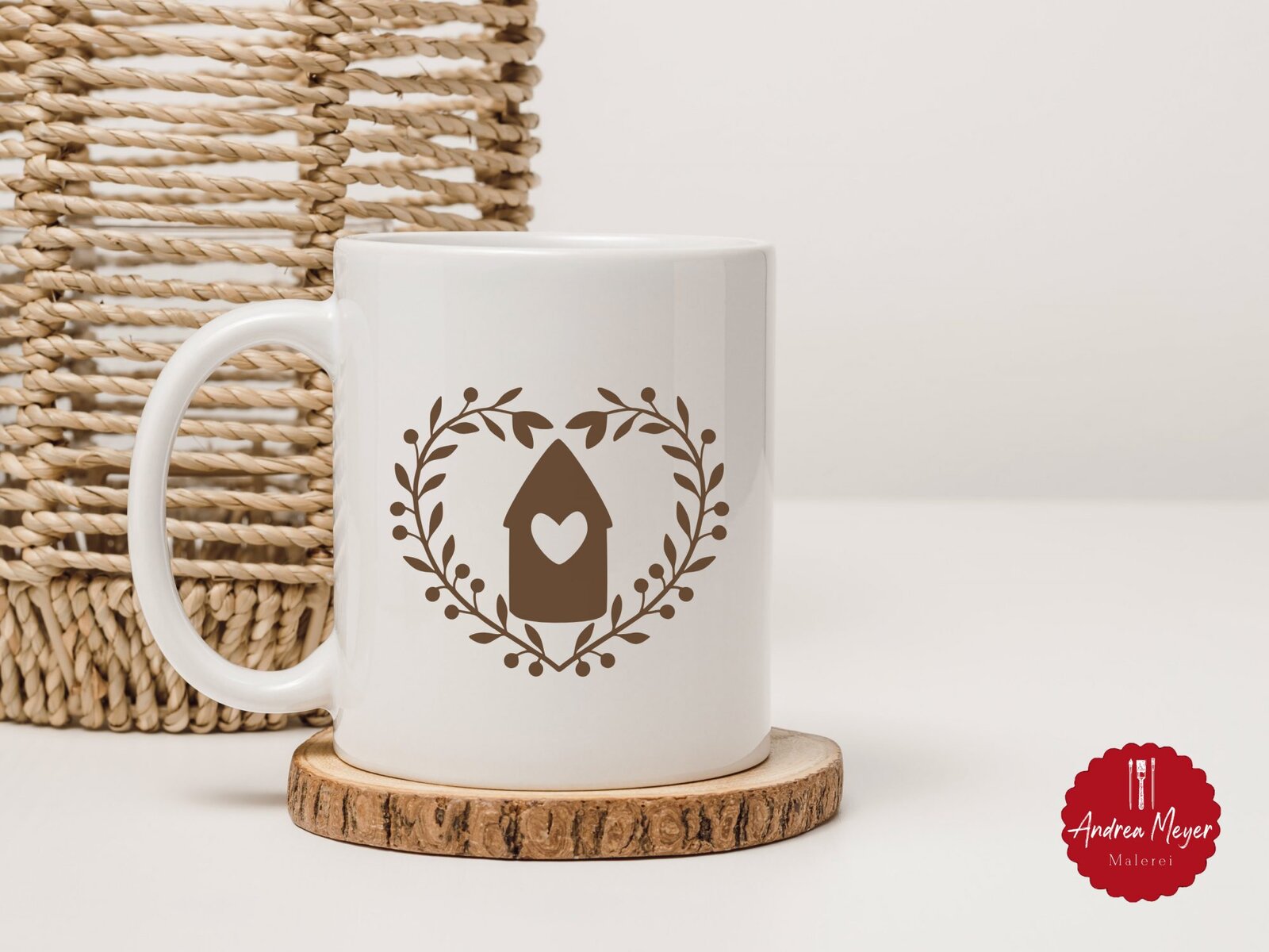 Gemütlicher Herbst – 20 DIY-Ideen zum Nachplotten 13 Kaffeetasse mit Haus im Herzkranz – selbst geplotteter Lieblingsbecher für herbstliche Morgenrituale.