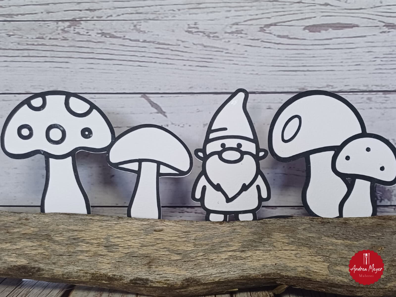 10 kreative DIY-Projekte mit nur einer Plotterdatei 6 Bunte Pilz- und Gartenzwerg-Dekoration aus Metall.