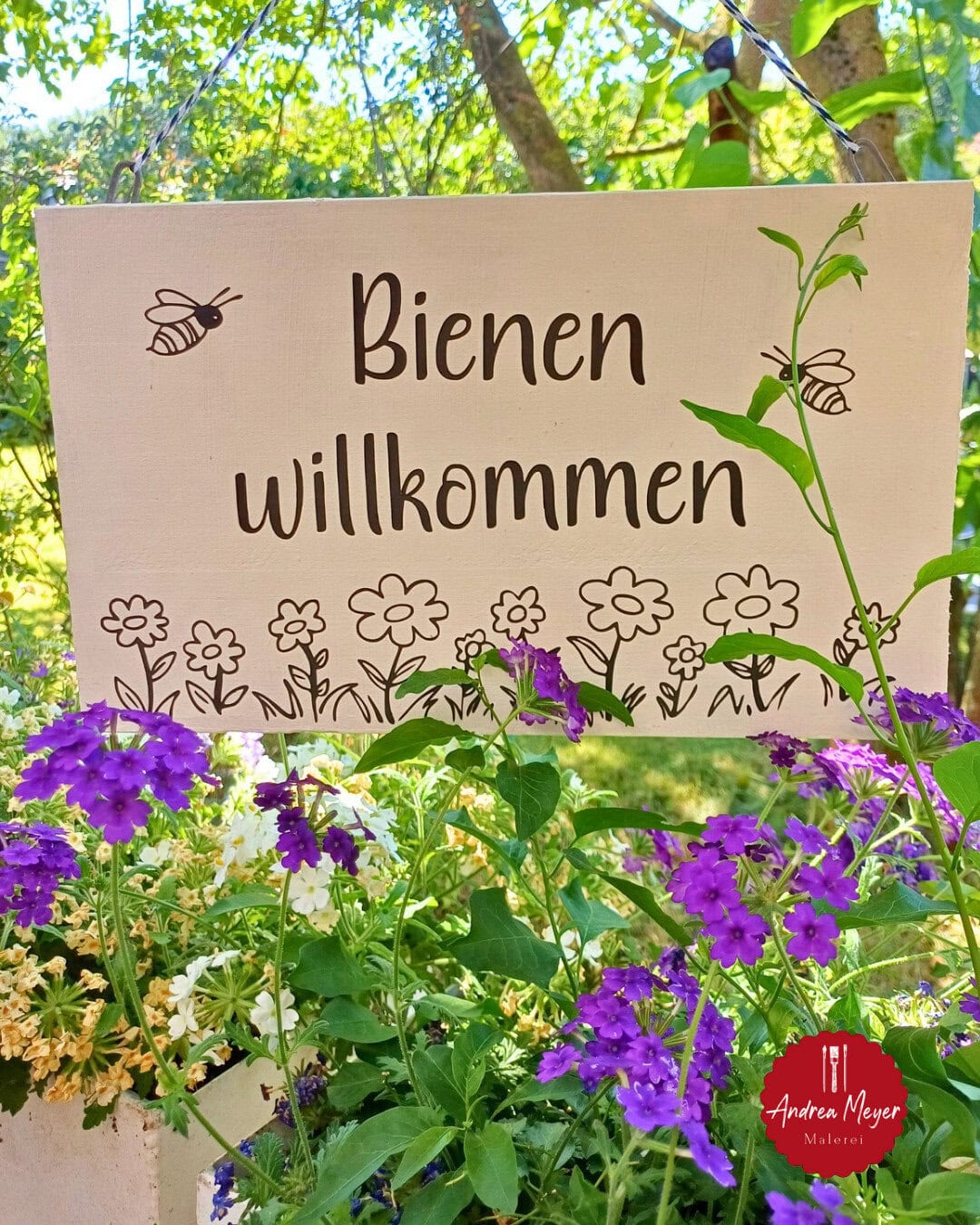 DIY Gartenschild – „Bienen willkommen“ 7 Blumen willkommen Schriftzug Honigbienen Natur Dekor Kunst Malerei Andrea Meyer.