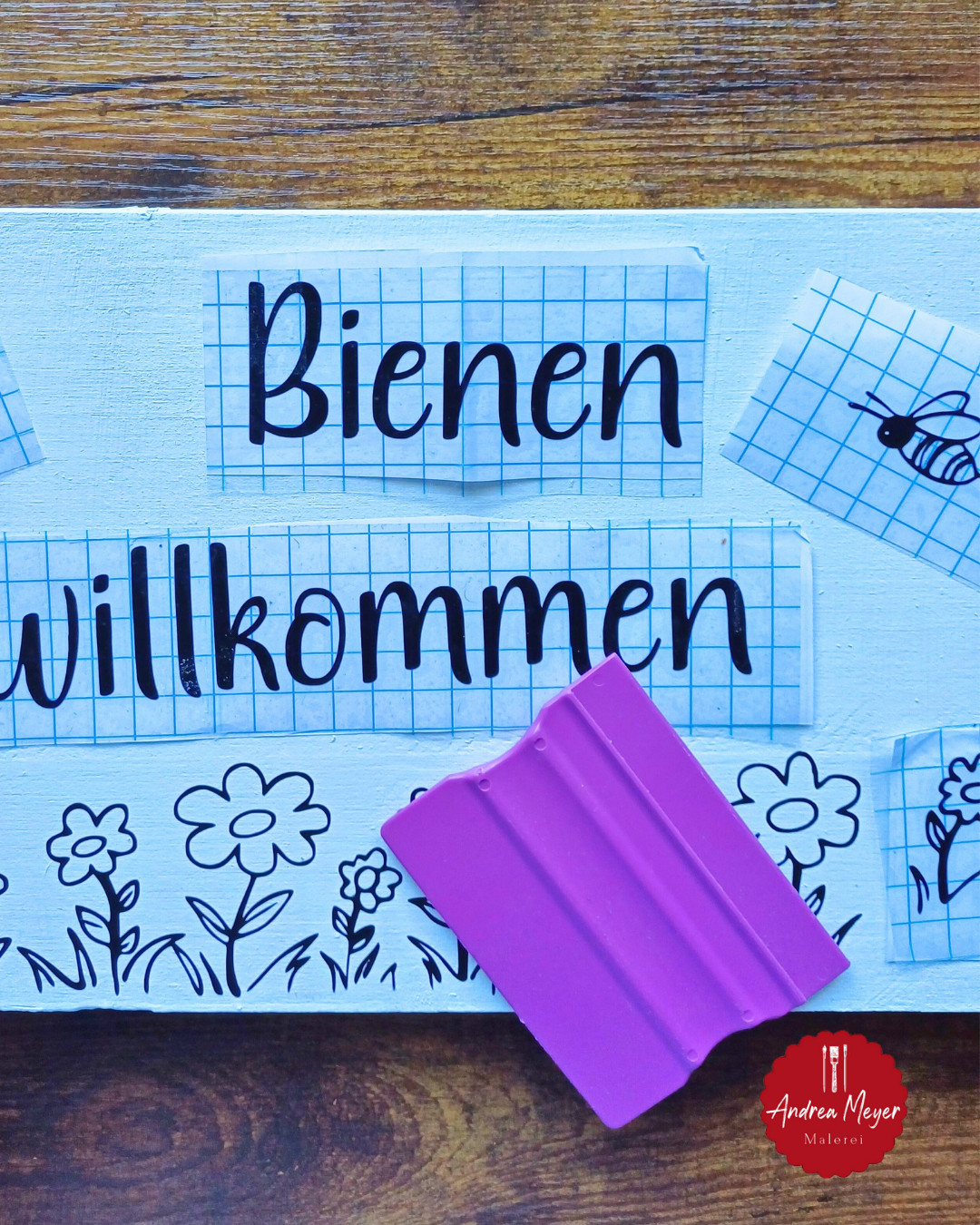 DIY Gartenschild – „Bienen willkommen“ 6 Biene auf Papier mit "Willkommen" Schildern und Blumenzeichnung, Andrea Meyer Malerei.