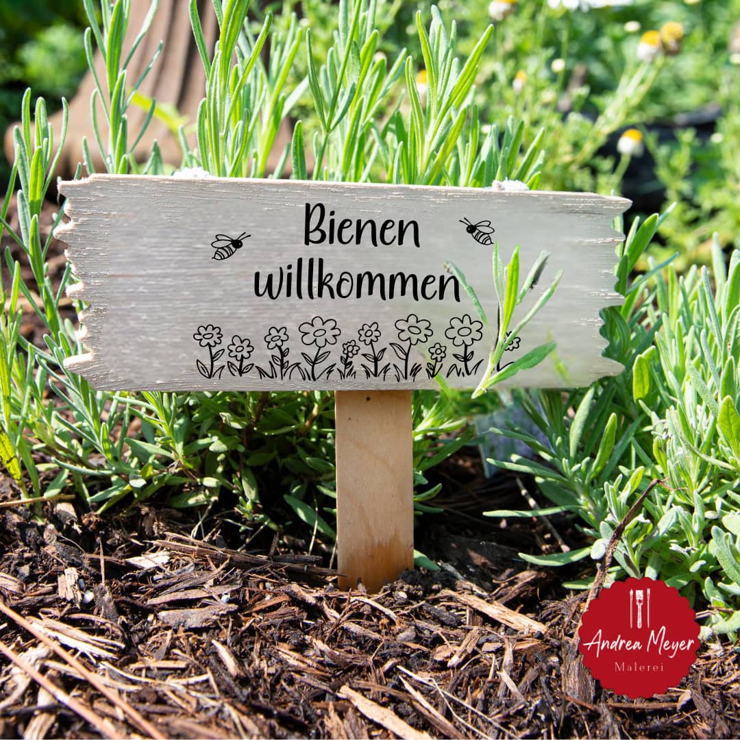 DIY Gartenschild – „Bienen willkommen“ 13 Holzschild in Beet mit der Aufschrift Bienen willkommen!