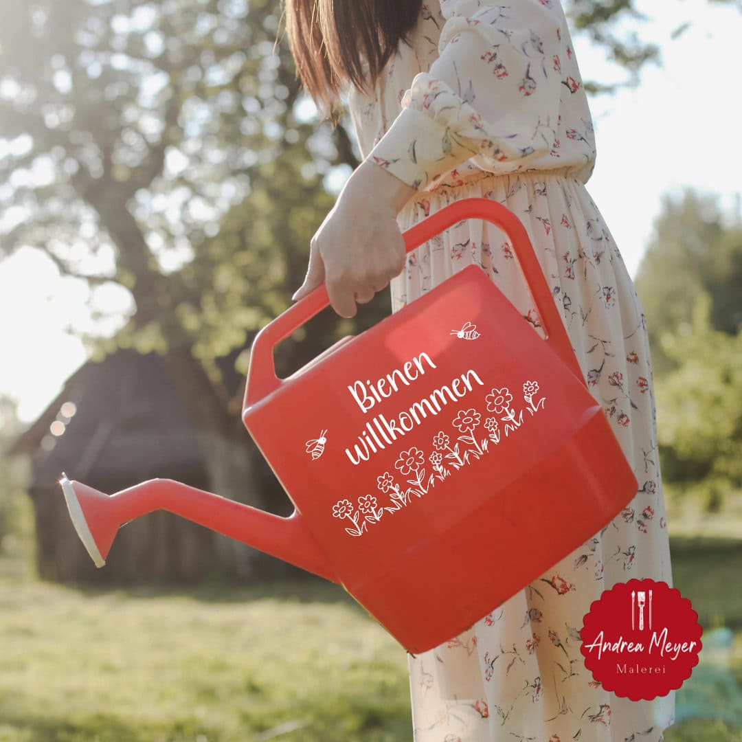 DIY Gartenschild – „Bienen willkommen“ 17 Eine rote Gießkanne mit der Aufschrift Bienen willkommen