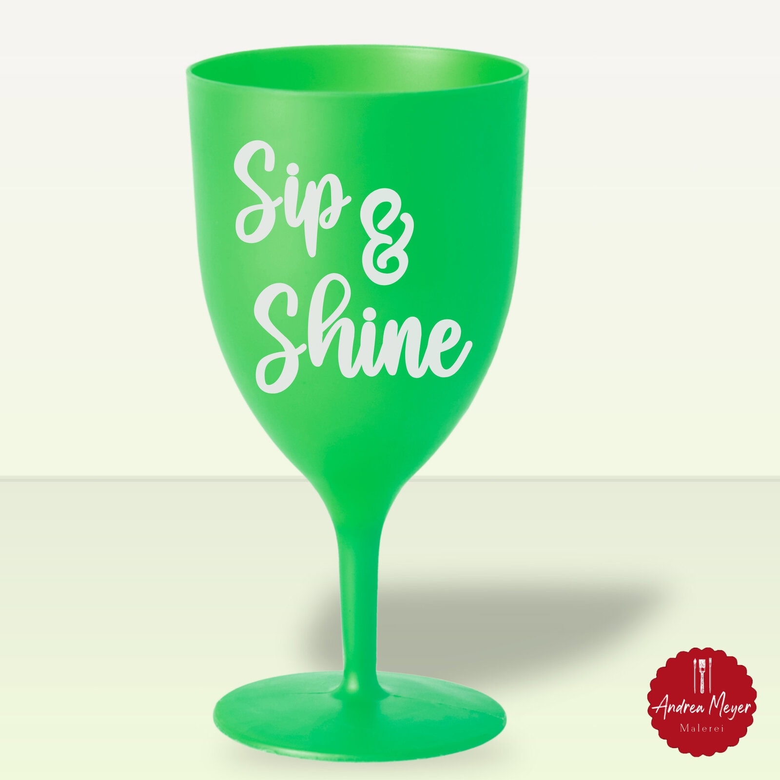 Picknick mit Stil – Plotten für dein Sommerpicknick 8 Kunststoff Sektglas mit der Aufschrift Sip & Shine. Sommer, Sonne, Picknickzeit! Was gibt’s Schöneres, als mit Freunden oder Familie draußen zu essen, zu lachen und zu entspannen? Mit meiner neuen Plotterdatei „Picknick Queen“ verleihst du deinem Picknick das gewisse Etwas – und zwar stilvoll in silberner Vinyl- oder Flexfolie geplottet. Ideal für Cricut und Silhouette Plotter.