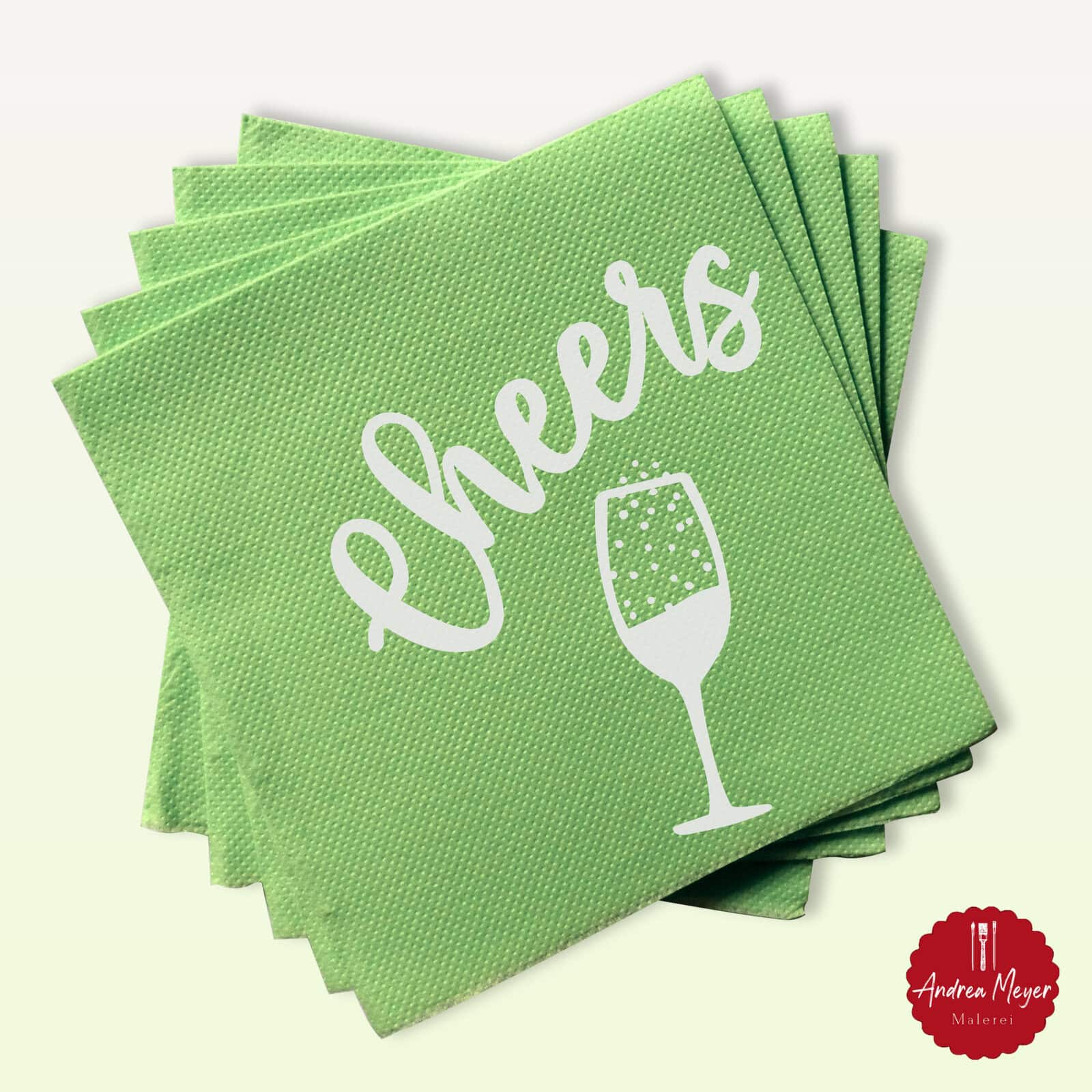 Picknick mit Stil – Plotten für dein Sommerpicknick 7 Servietten mit der Aufschrift Cheers und einem Sektglas. Sommer, Sonne, Picknickzeit! Was gibt’s Schöneres, als mit Freunden oder Familie draußen zu essen, zu lachen und zu entspannen? Mit meiner neuen Plotterdatei „Picknick Queen“ verleihst du deinem Picknick das gewisse Etwas – und zwar stilvoll in silberner Vinyl- oder Flexfolie geplottet. Ideal für Cricut und Silhouette Plotter.