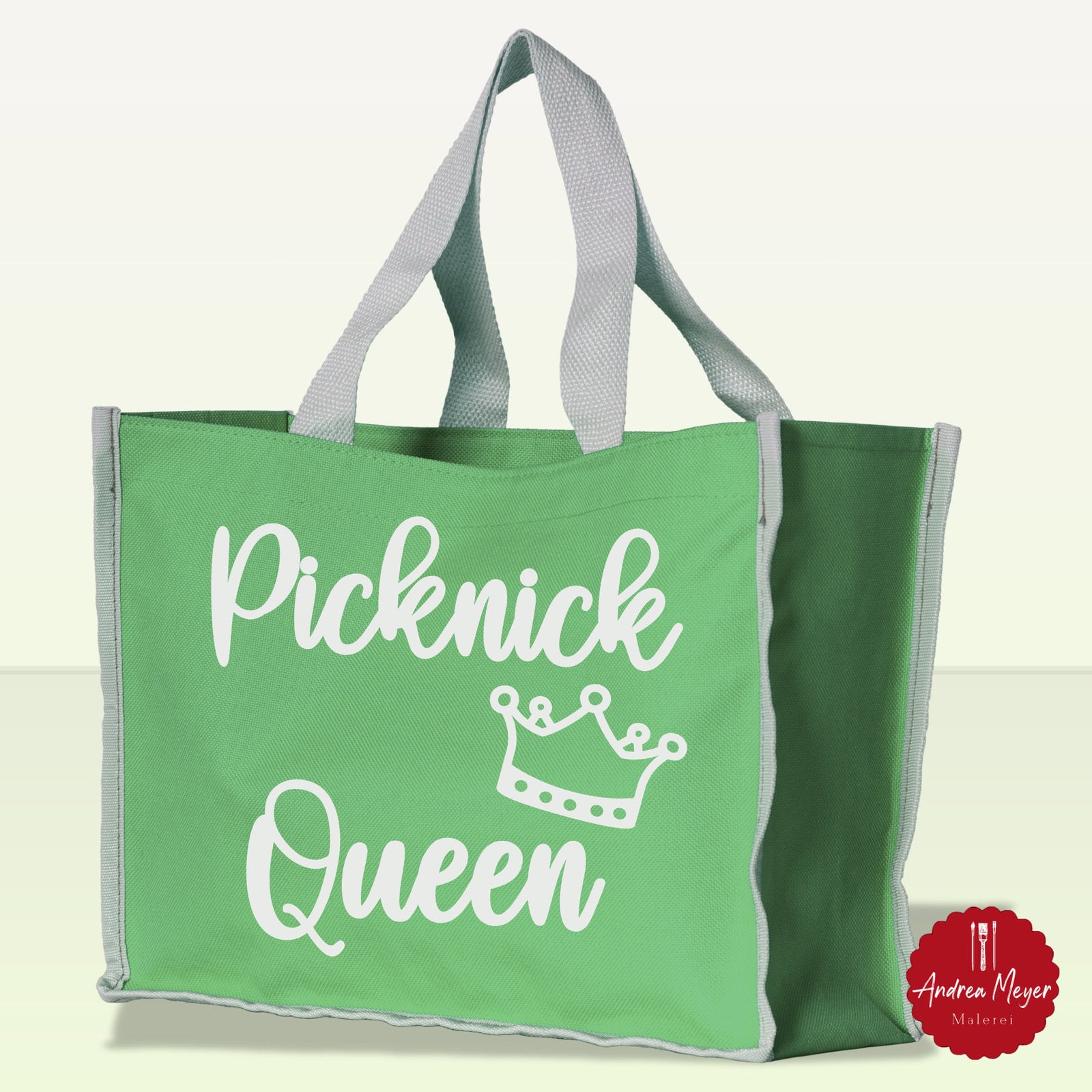 Picknick mit Stil – Plotten für dein Sommerpicknick 3 Tasche mit der Aufschrift Picknick Queen und einer Krone. Sommer, Sonne, Picknickzeit! Was gibt’s Schöneres, als mit Freunden oder Familie draußen zu essen, zu lachen und zu entspannen? Mit meiner neuen Plotterdatei „Picknick Queen“ verleihst du deinem Picknick das gewisse Etwas – und zwar stilvoll in silberner Vinyl- oder Flexfolie geplottet. Ideal für Cricut und Silhouette Plotter.