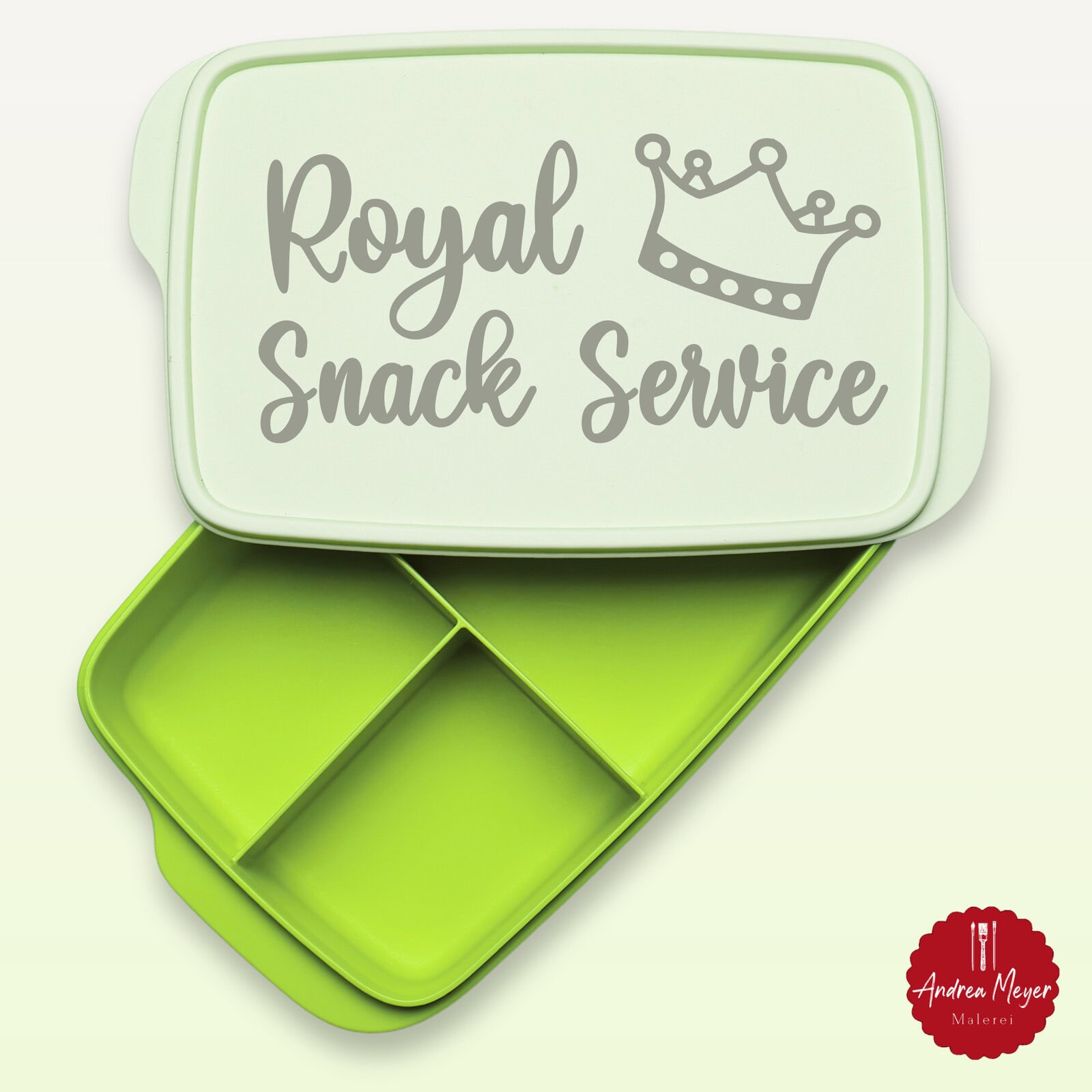 Picknick mit Stil – Plotten für dein Sommerpicknick 4 Snack Box mit der Aufschrift Royal Snack Service und einer Krone. Sommer, Sonne, Picknickzeit! Was gibt’s Schöneres, als mit Freunden oder Familie draußen zu essen, zu lachen und zu entspannen? Mit meiner neuen Plotterdatei „Picknick Queen“ verleihst du deinem Picknick das gewisse Etwas – und zwar stilvoll in silberner Vinyl- oder Flexfolie geplottet. Ideal für Cricut und Silhouette Plotter.