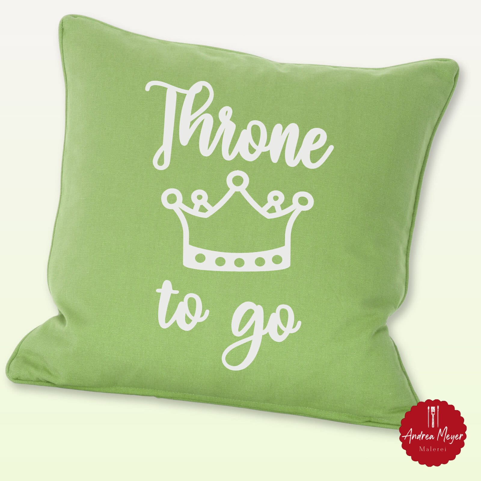 Picknick mit Stil – Plotten für dein Sommerpicknick 5 Kissen mit der Aufschrift Throne to go und einer Krone. Sommer, Sonne, Picknickzeit! Was gibt’s Schöneres, als mit Freunden oder Familie draußen zu essen, zu lachen und zu entspannen? Mit meiner neuen Plotterdatei „Picknick Queen“ verleihst du deinem Picknick das gewisse Etwas – und zwar stilvoll in silberner Vinyl- oder Flexfolie geplottet. Ideal für Cricut und Silhouette Plotter.